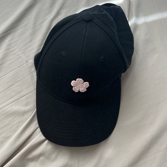 Black hat - with flower - Picture 1 of 4